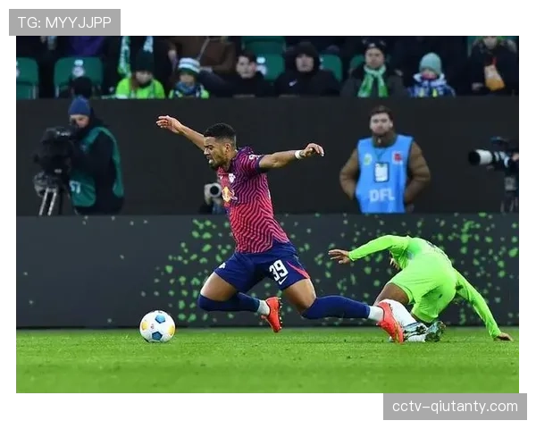 镜头语言:莱比锡小将西马坎进球后冲向看台与家人庆祝