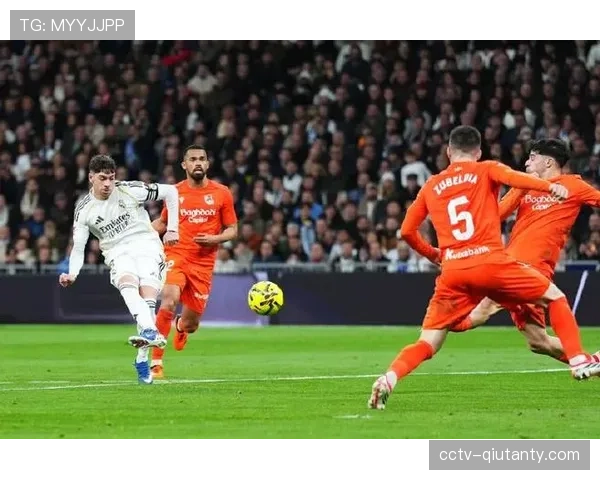 特写:皇马定位球主罚者巴尔韦德在训练后加练任意球 特写:皇马定位球主罚者巴尔韦德在训练后加练任意球